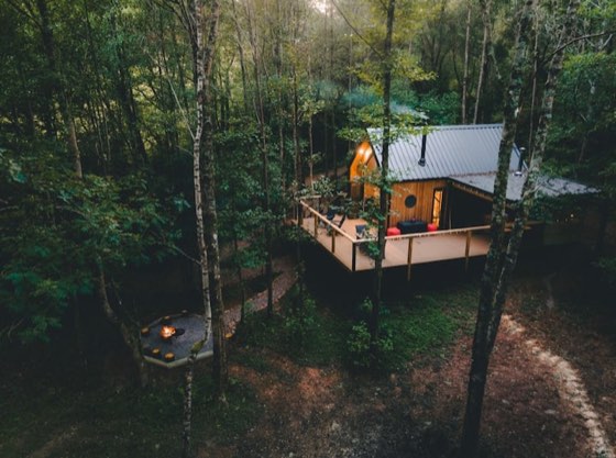Ty Nant Treehouse with covered hot tub, a cabin in Monmouthshire, Wales