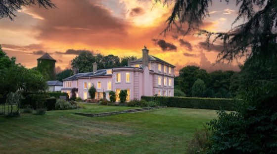 Large manor house with pool, hot tub and gardens, a house in Norfolk, England