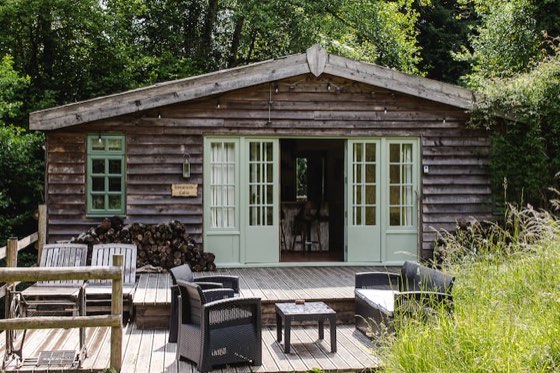 Streamside Cabin with hot tub, a cabin in Gloucestershire, England