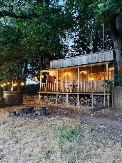 The Cabin in Piggy Wood, wood-fired hot tub, a cabin in Somerset, England