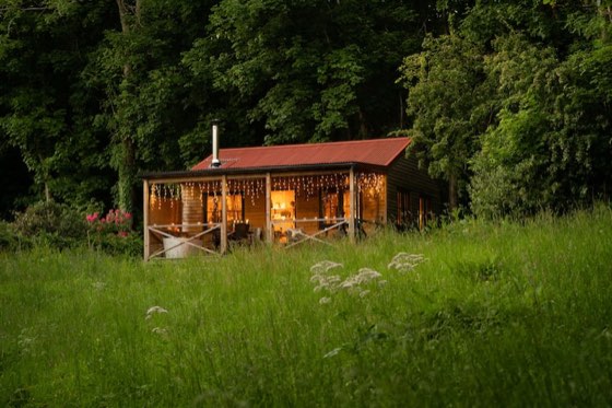 Rustic cabin with outdoor bath, a cabin in Campsie Glen, Scotland