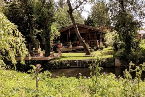 Riverside log cabin, hot tub and copper bath, a cabin in Reading, Berkshire