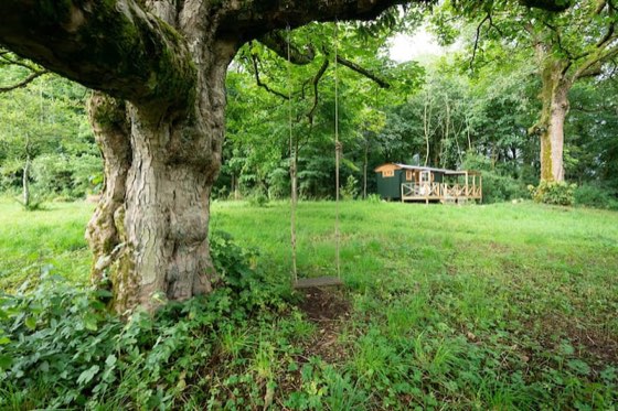 Cosy cabin with large veranda and outdoor bath, a cabin in Campsie Glen, Scotland